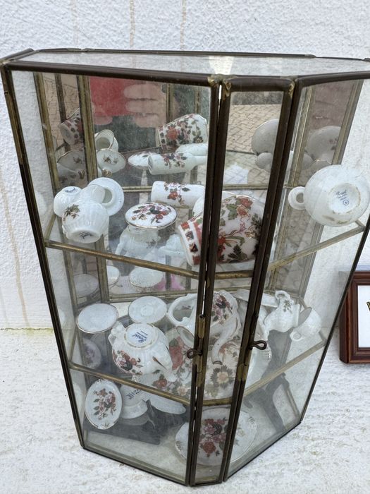 Vitrine com loiças miniaturas