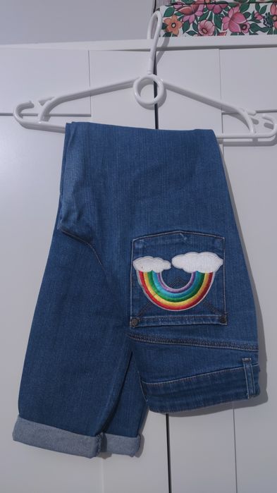 Jeansy z tęczami 

Klasyczne niebieskie jeansy z aplikacjami tęczy n