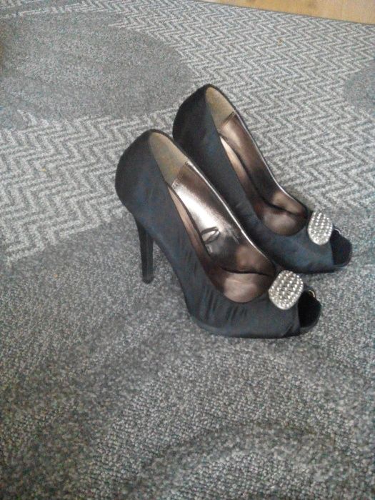 Satynowe platformy na szpilce z broszką