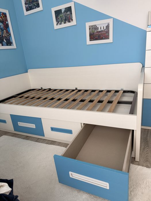 Cama de solteiro com gavetoes e movel superior