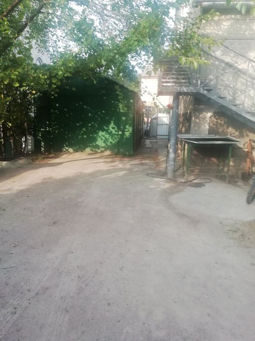 Здам пів будинка в районі лікарні