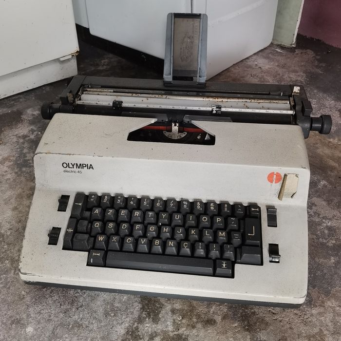 Máquina de escrever antiga Olimpia Elétric