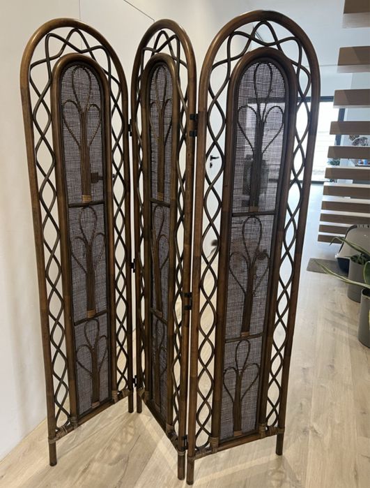 Zestaw mebli rattanowych vintage – lustro + toaletka + parawan boho