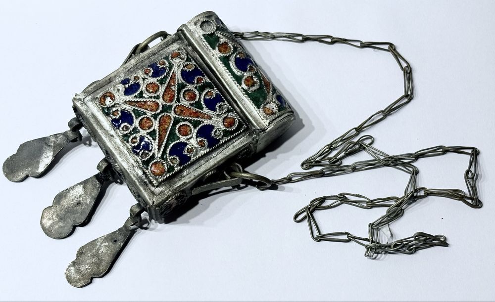 Antigo colar caixa de orações berbere “Hirz”em metal branco esmaltado