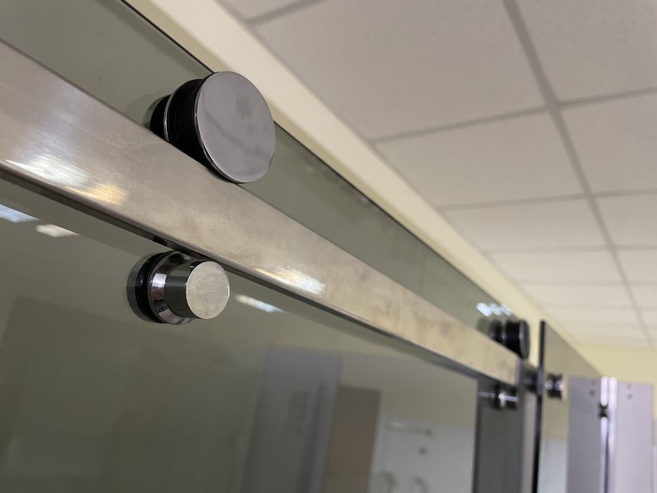 Душевая дверь в нишу (стеклянная перегородка) любого размера