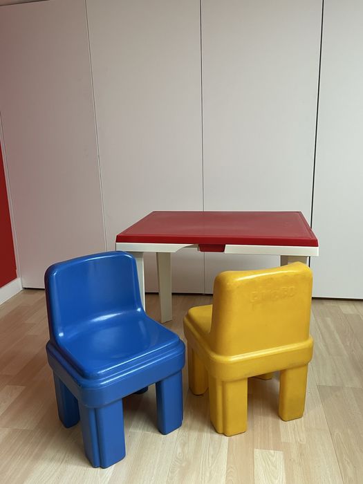 2 cadeiras e 1 mesa de crianças