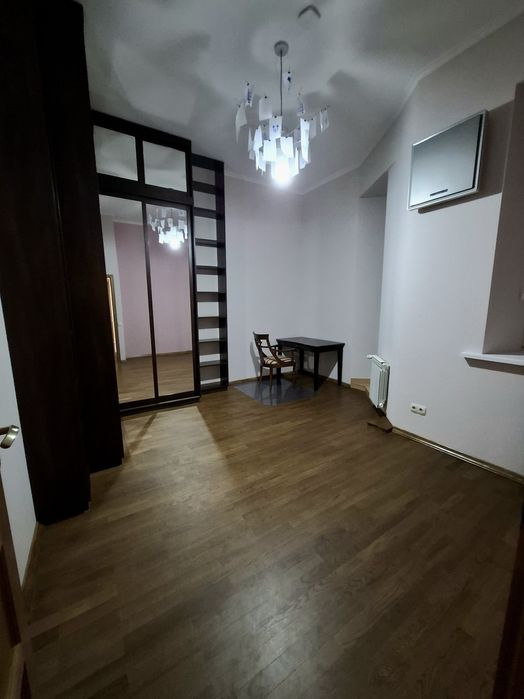 Оренда 3К  Поділ Андріївська церква, Хорива 4, Видова, Власник