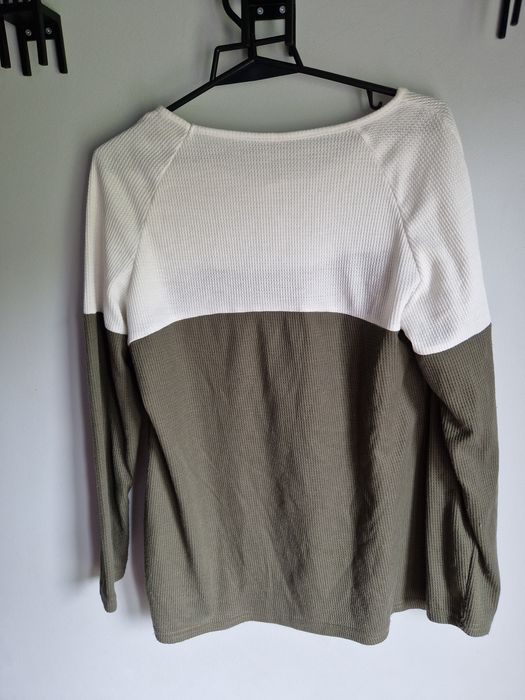 Dwukolorowy sweter damskinz guzikami ozdobnym 38 M