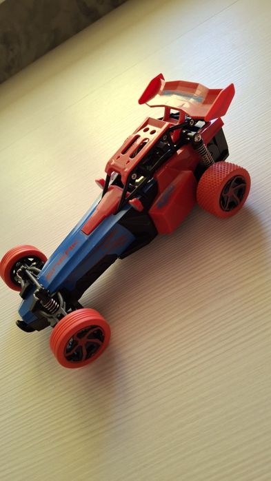 Машинка на радіокеруванні