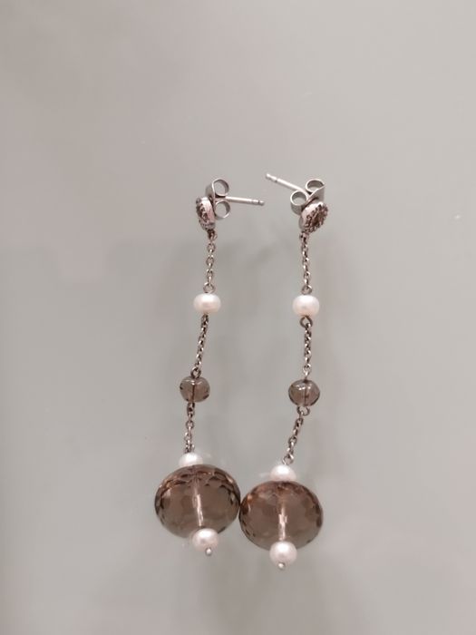Lindos brincos de prata, quartzo esfumaçado e pérolas de rio.