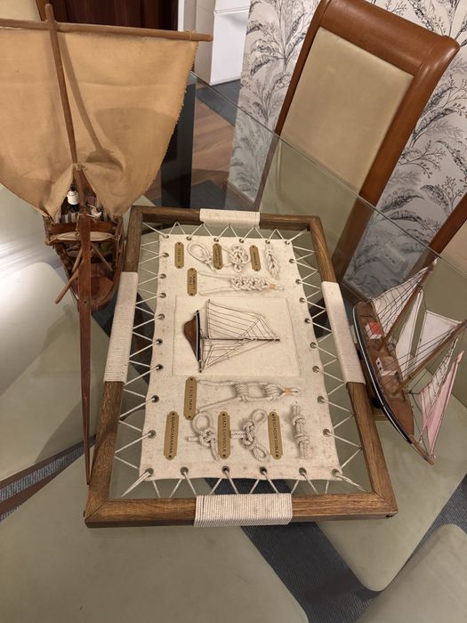 Um quadro nautico e 2 barcos