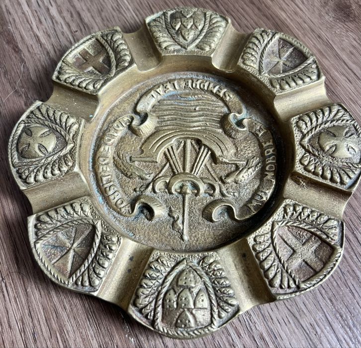 Cinzeiro em bronze com o brasão da Cidade de Lisboa.