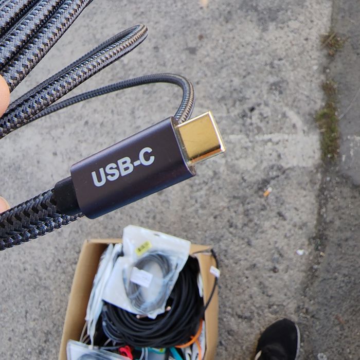 Kable, przewody,kabel  USB, typ-c, HDMI,Displayport oraz inne. Około 1