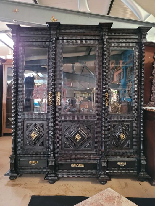 Livreiro antigo em madeira maciça trabalhada - ótimo estado