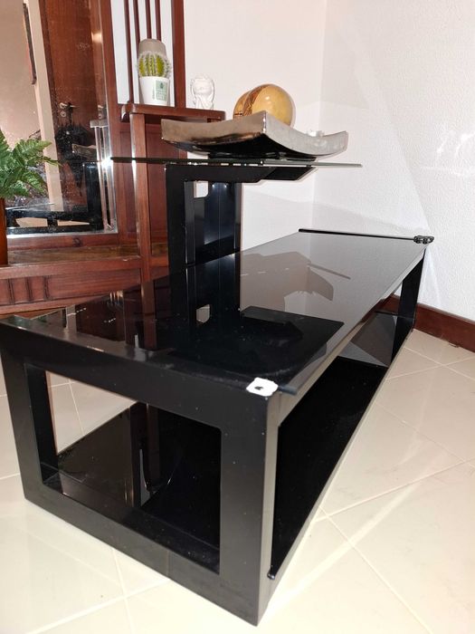Movel baixo de televisão em vidro preto