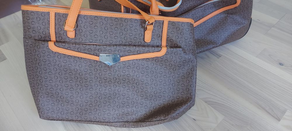 Walizka na kółkach i torebka Guess komplet