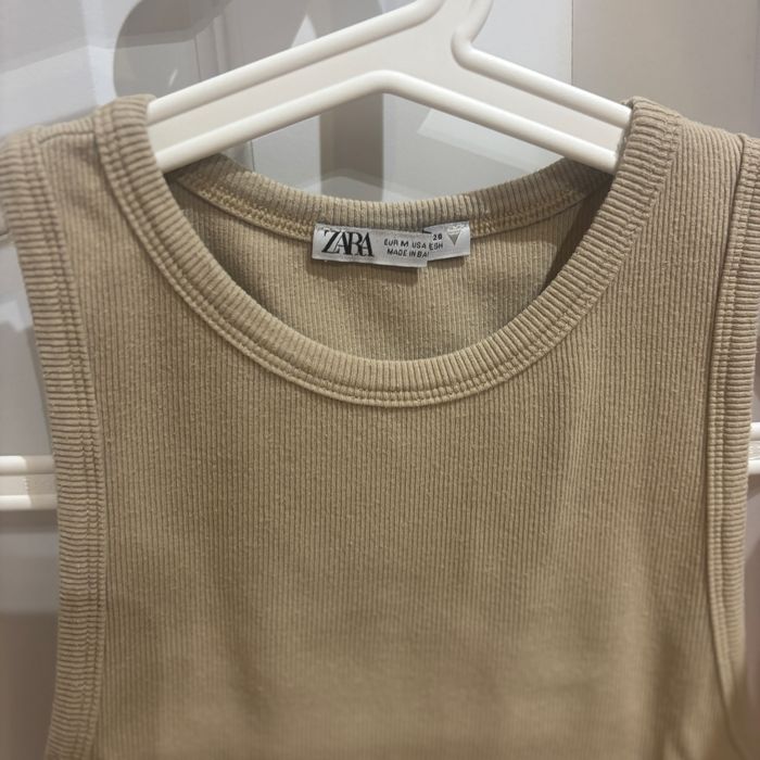 Krótki, beżowy top ZARA