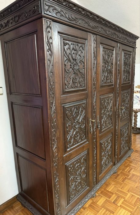 Roupeiro em talha manual - desenho  “flor de liz”