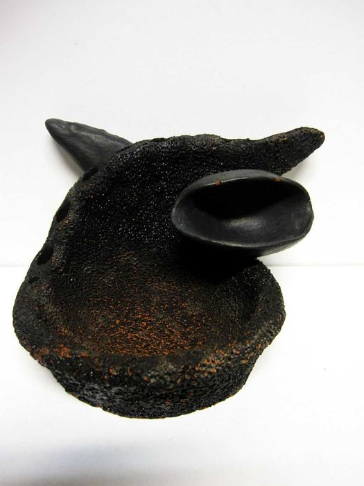 escultura em cerâmica assinada ADRIANO e datada 1987