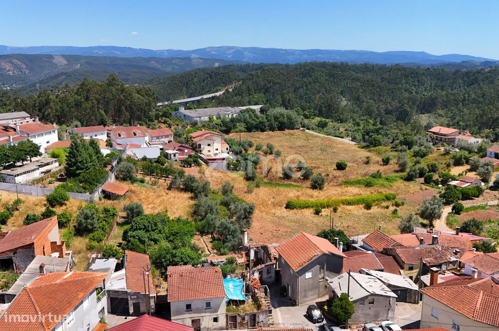 Moradia em ruínas com terreno