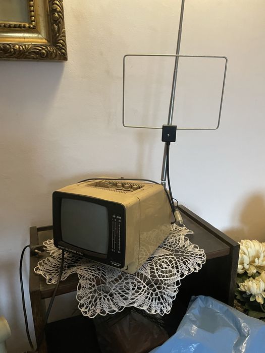 Radziecki przenośny telewizor Elektronika 409D  (Электроника 409Д)