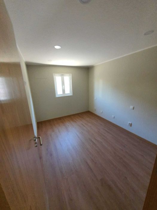 Moradia 4 Frentes Térrea T2 com Garagem Fechada