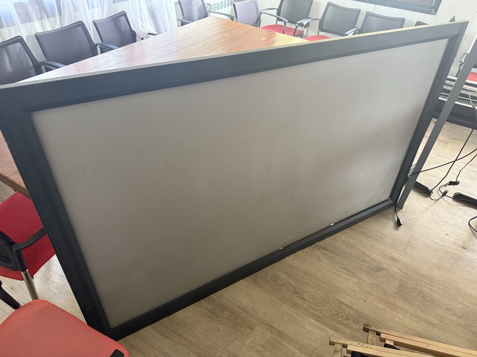 Sprzedam ekran pod projektor