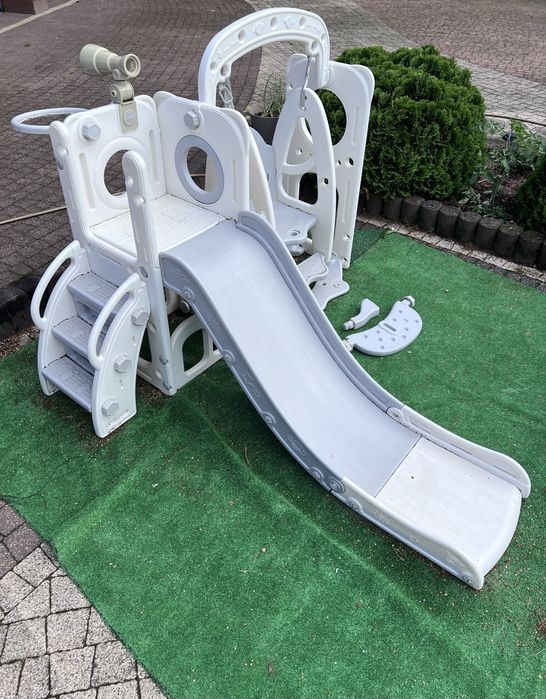 Plac zabaw huśtawka zjeżdżalnia koszykowka