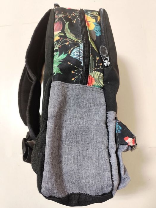 Mochila preta com padrão floral marca Mormaii