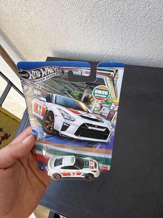 Hot Wheels Nissan GT-R 7-eleven silver series