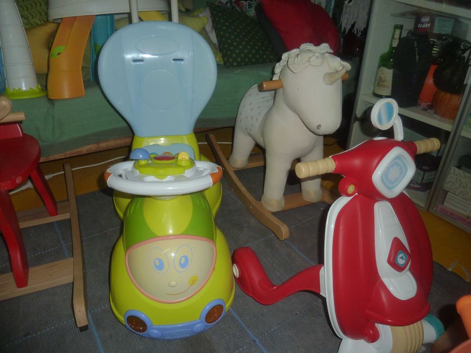 Andador chicco, cavalo de baloiço em madeira e outros