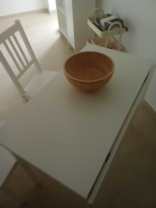 Mesa com abertura e duas cadeiras Ikea