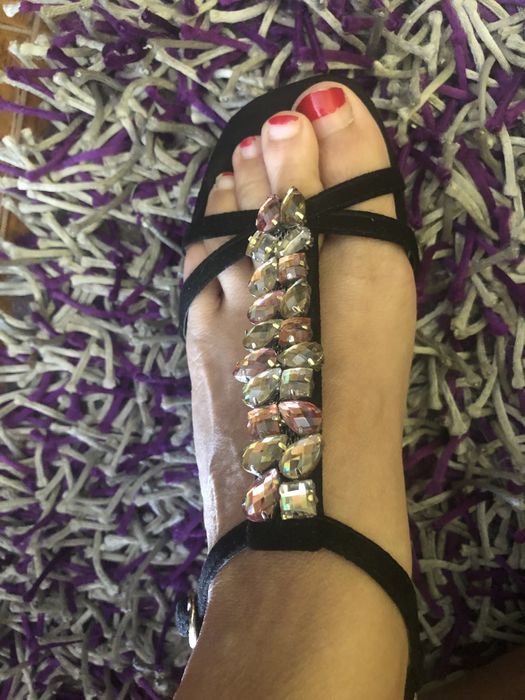 Sandalia preta n. 36 com pedrinhas coloridas