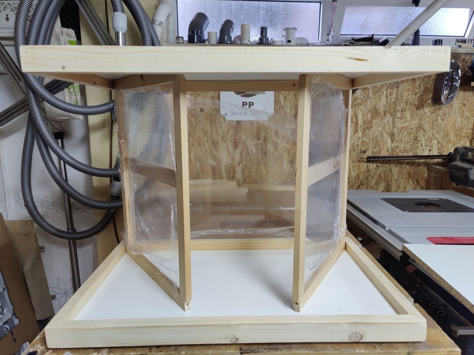 Vitrine de apoio desmontável