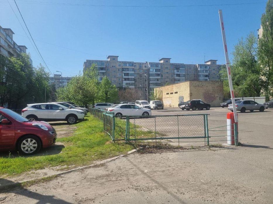 Оренда паркомісця вул. Ореста Левицького,3