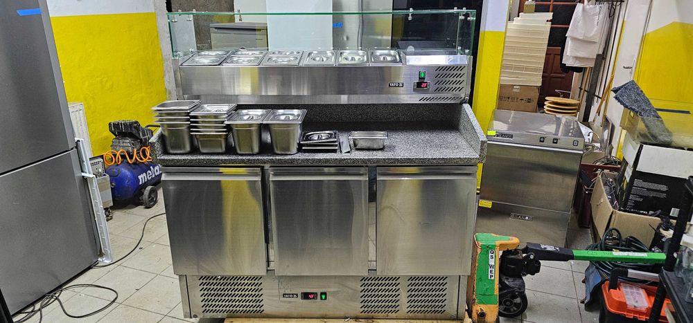 Stół gastronomiczny YATO chłodniczy 3-Drzwiowy z nadstawką + pojemniki