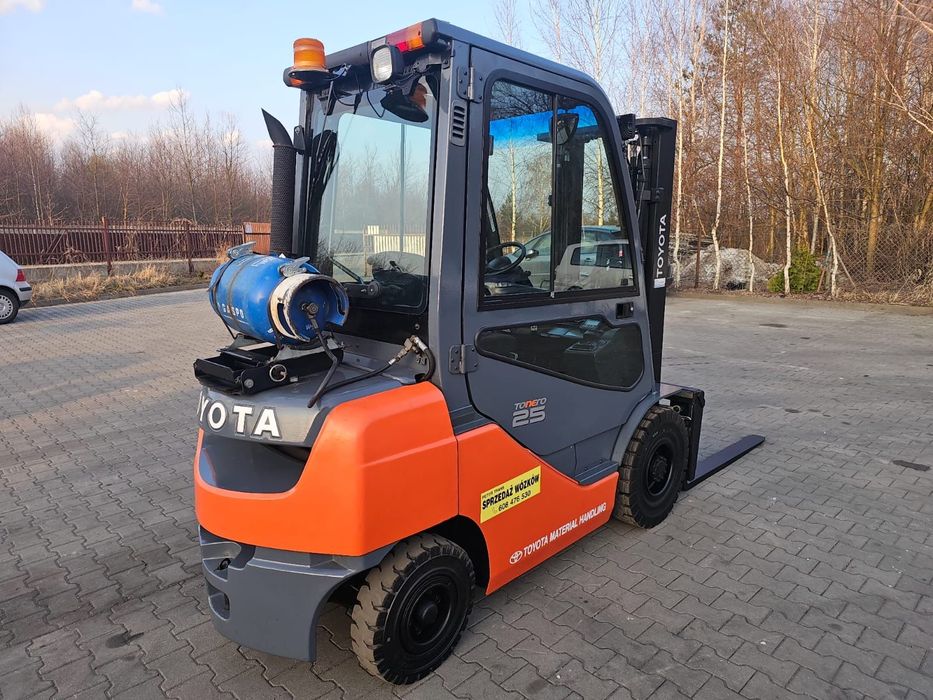 Toyota  Wózek widłowy TOYOTA 2.5T, 2017r NISKI PRZEBIEG Kabina