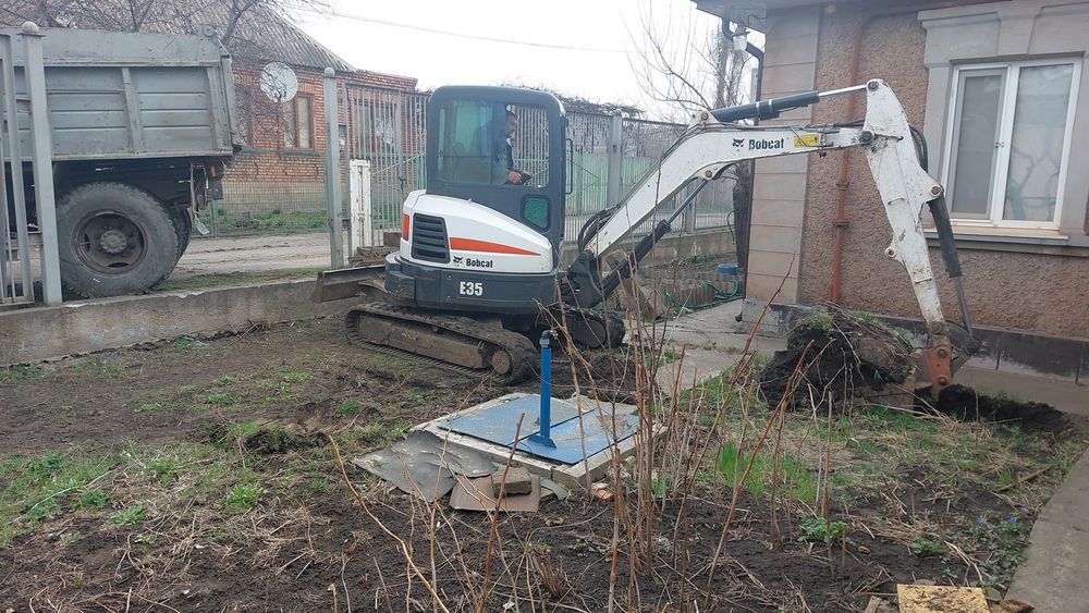 Кільце бетонне. Кришка. Септик. Яма. Екскаватор. Щебінь. Каналізація.