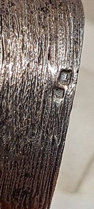 Anéis maciços em prata contrastada.