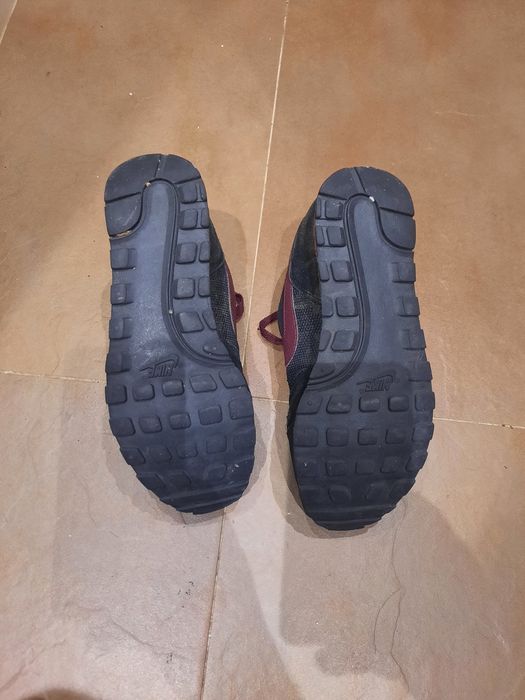Tenis Nike pretos e bordeaux  n° 37,5