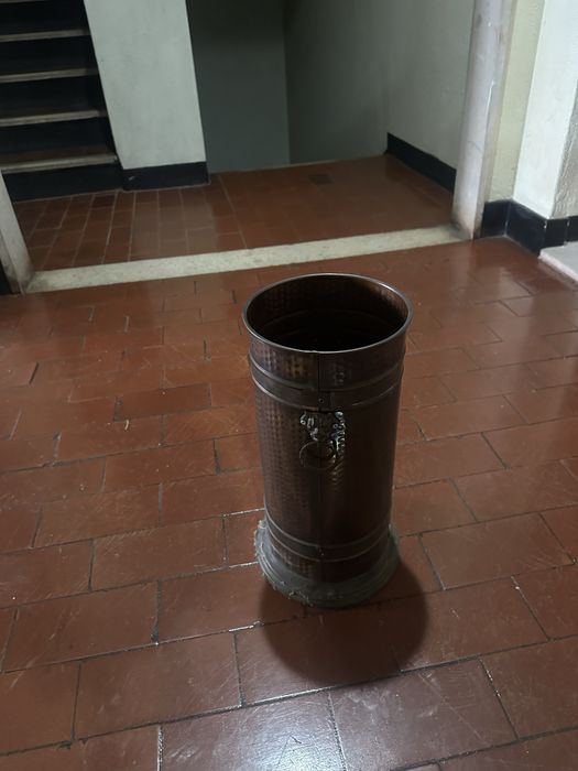 Recepiente em latao para chapeu de chuva