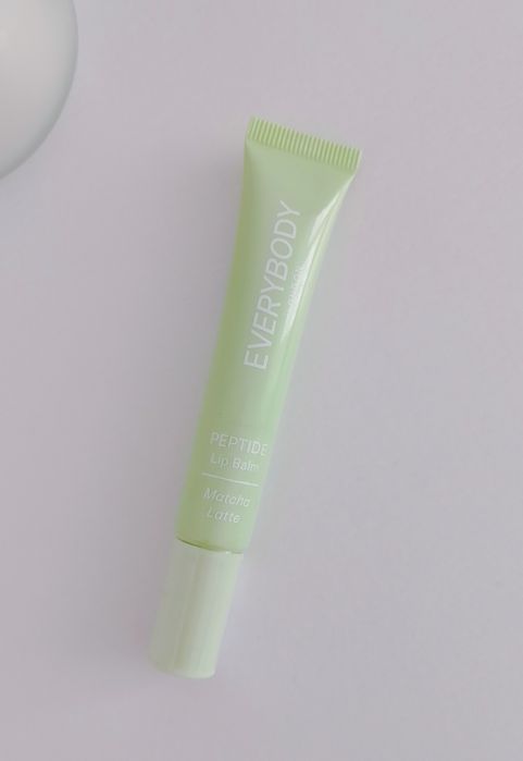 peptydowy balsam do ust o smaku i zapachu kremowego matcha latte