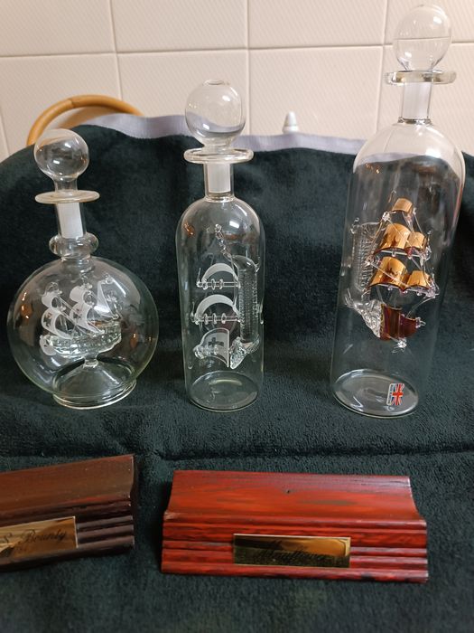 3 garrafas com navios dentro