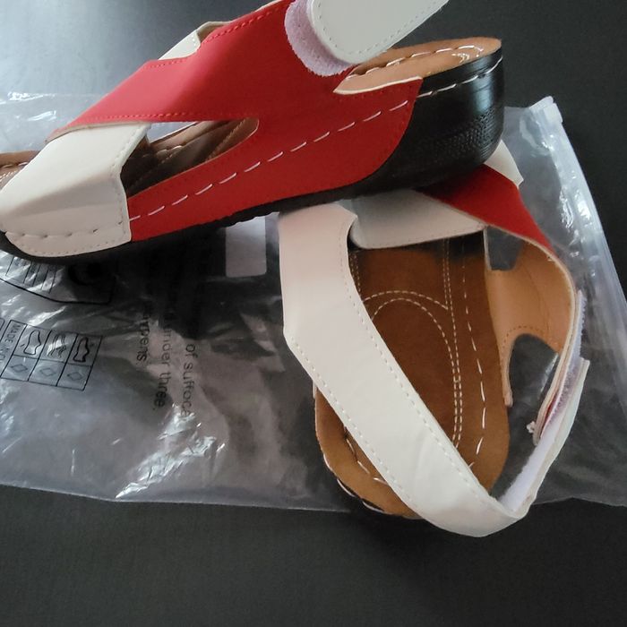 Босоніжки, нові та легкі