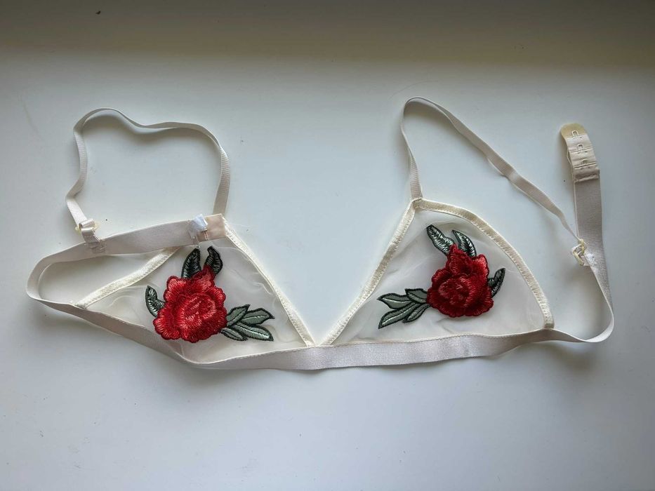 М'який бюстгальтер з вишивкою