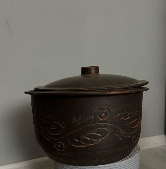 Традиційна глиняна ємність із кришкою