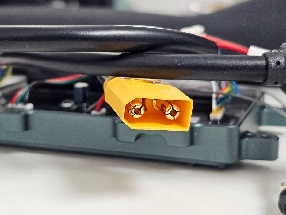 Универсальный Контроллер на електроскейт ESC Hobbywing 90A 4662W