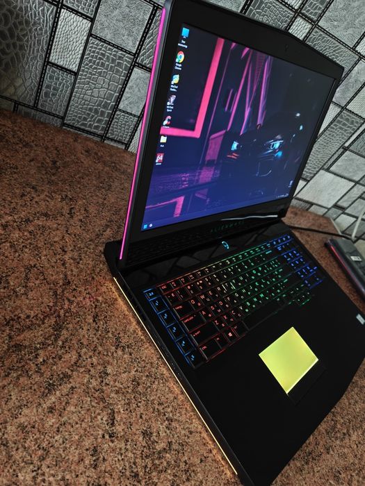 Игровой ноутбук Dell Alienware 17 R5/i7 8GEN/16GB DDR4/GTX 1070 8 GB/64GB SSD + Зарядка