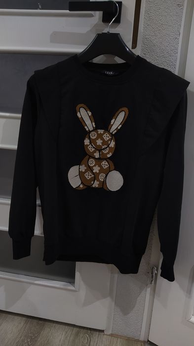 Czarna bluza z królikiem