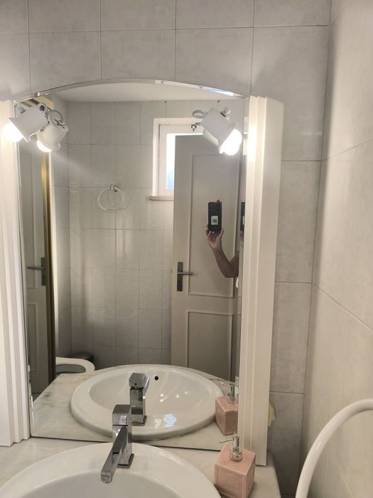 Espelho de casa de banho laminado, com iluminação e moldura.